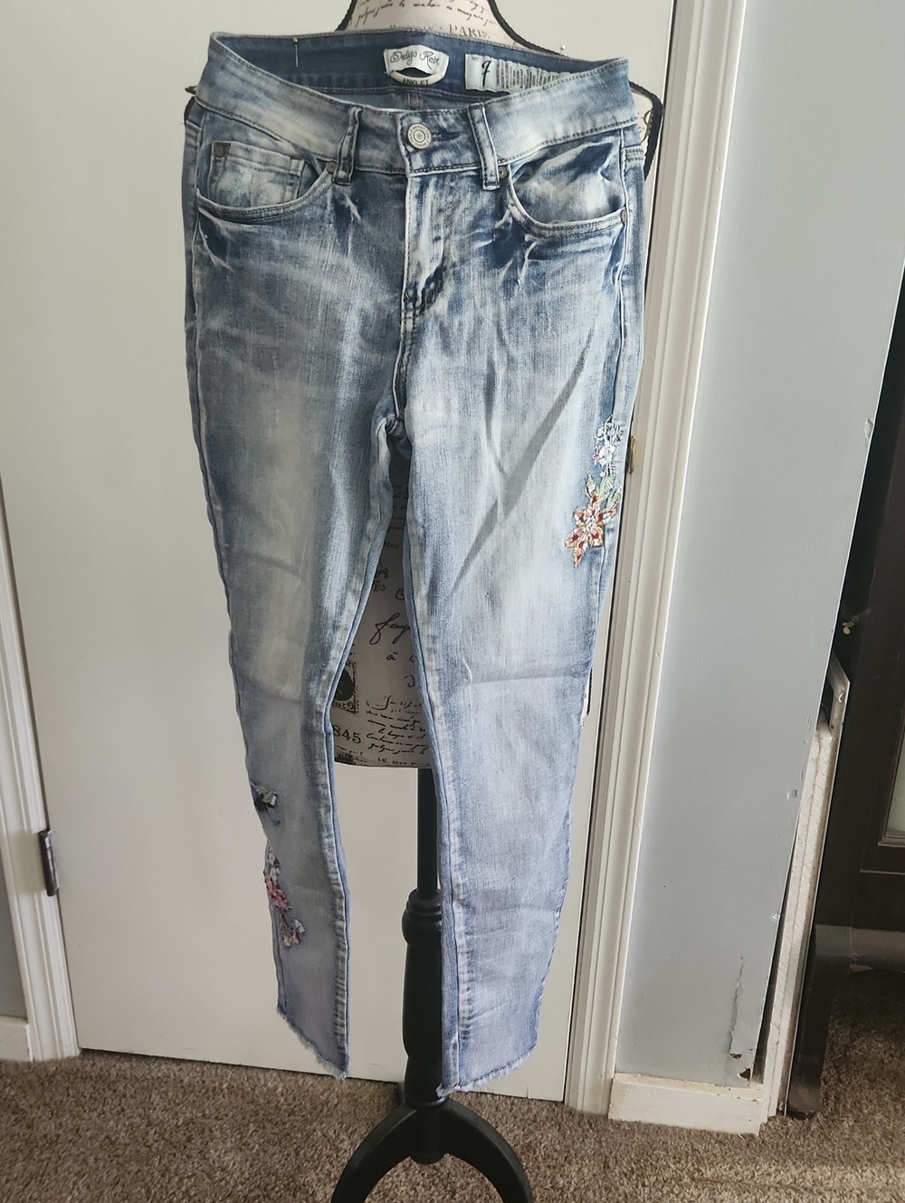 Light Wash Embroidered Women’s Jeans